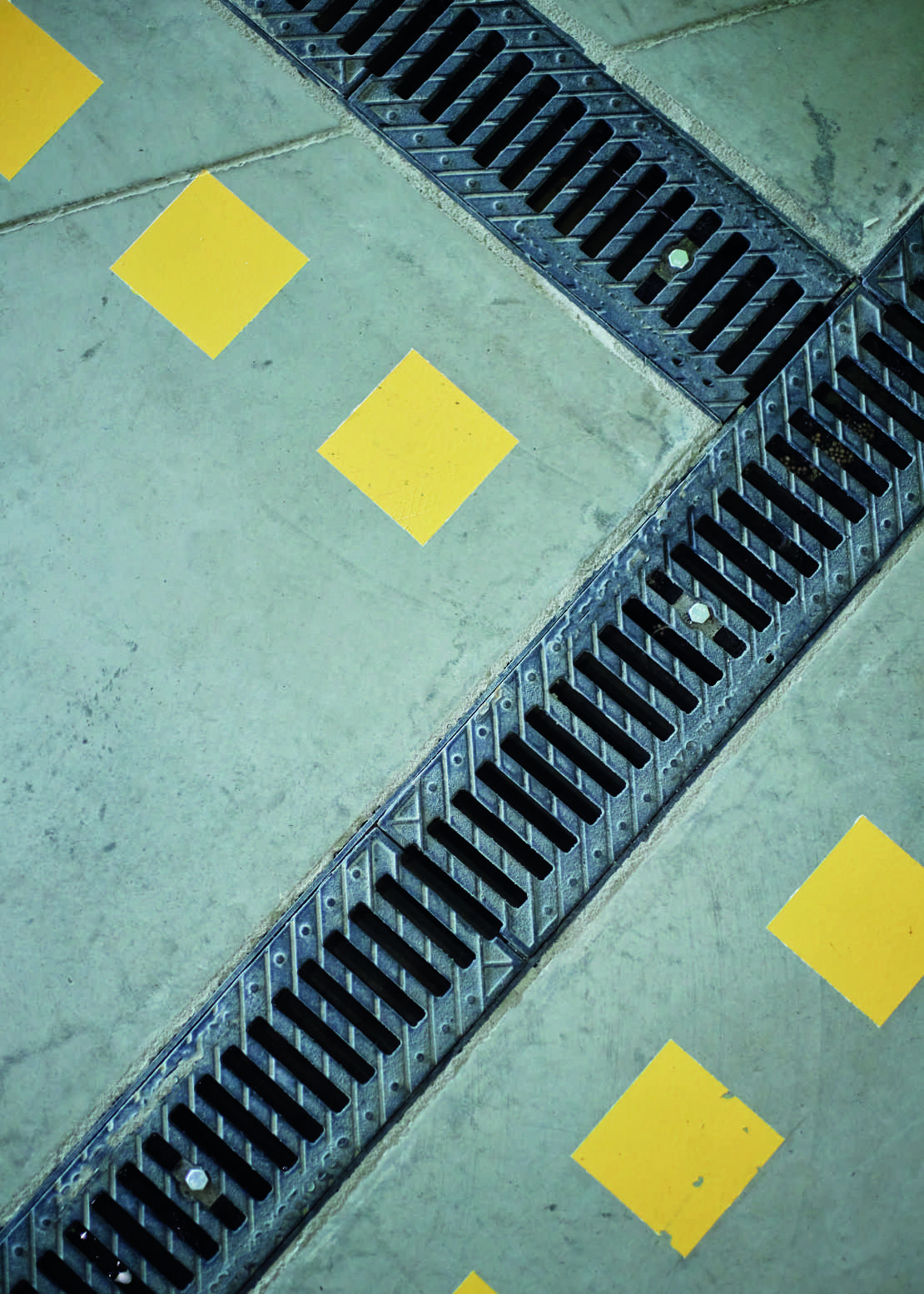 Odwodnienie liniowe STORA DRAIN przy podjeździe do garażu