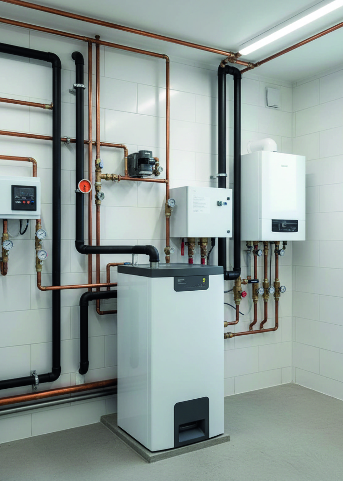 Pompa ciepła powietrze-woda przy elewacji domu