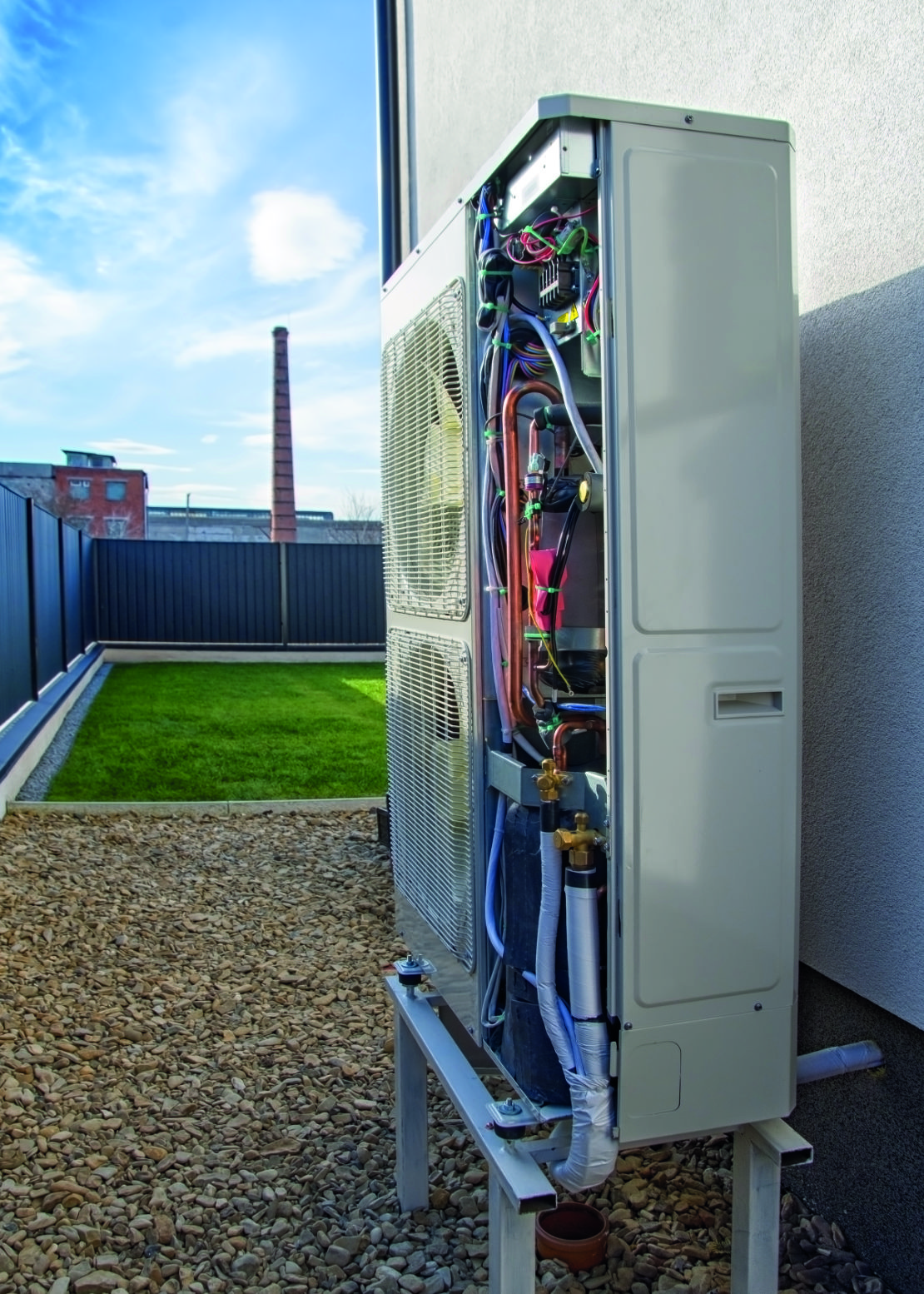 Wnętrze kotłowni z pompą ciepła i buforem