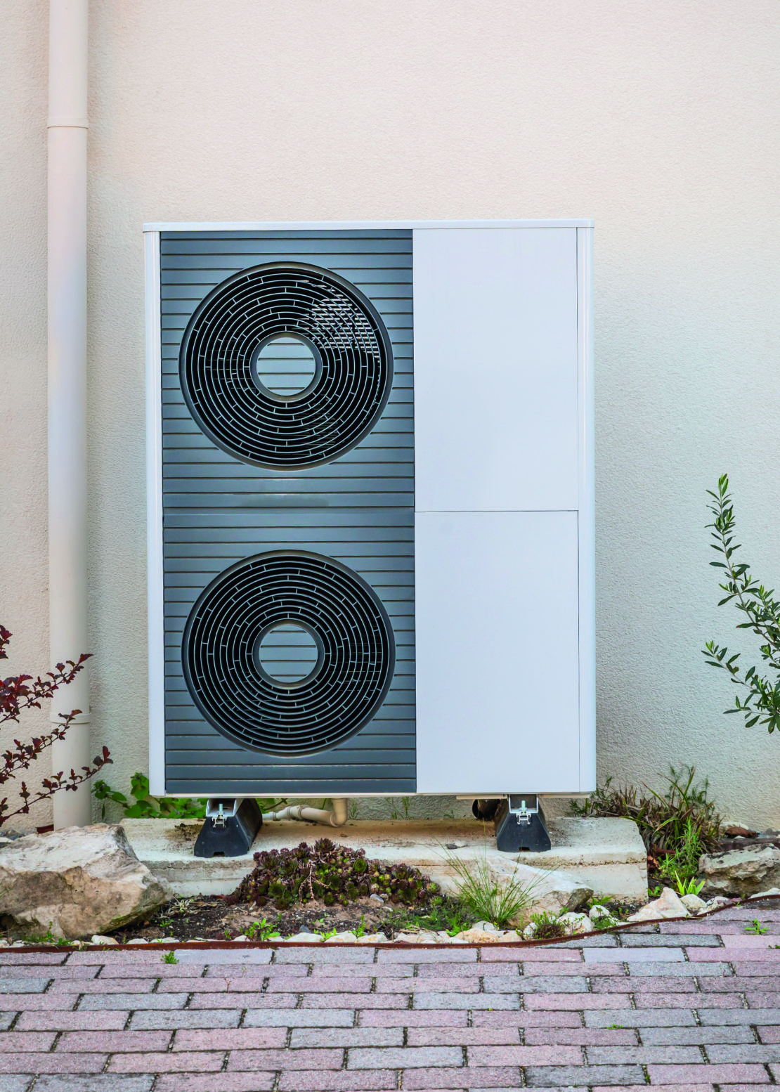 Pompa ciepła typu monoblok na fundamencie obok budynku