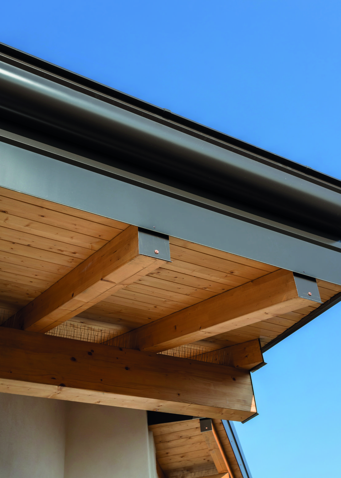 Rynny PVC w kolorze grafitowym na nowoczesnym budynku